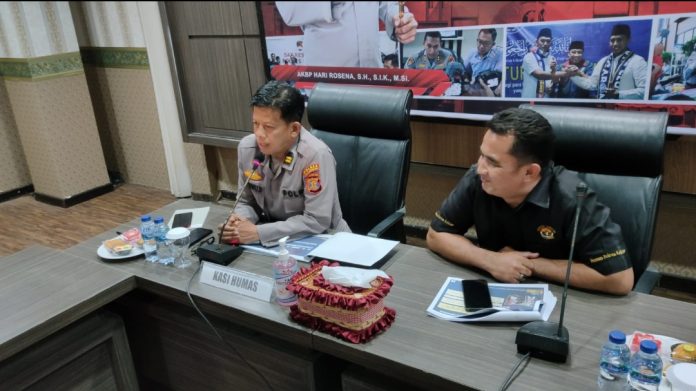 Kasi Humas Polres Kukar, IPTU Darnuji saat memimpin press release akhir tahun 2022. (Ady/Radar Kukar)