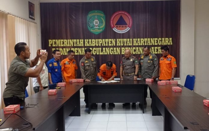 Proses penandatanganan PKS antara Satpol PP Kukar dan BPBD Kukar terkait penanganan bencana daerah. (Istimewa)