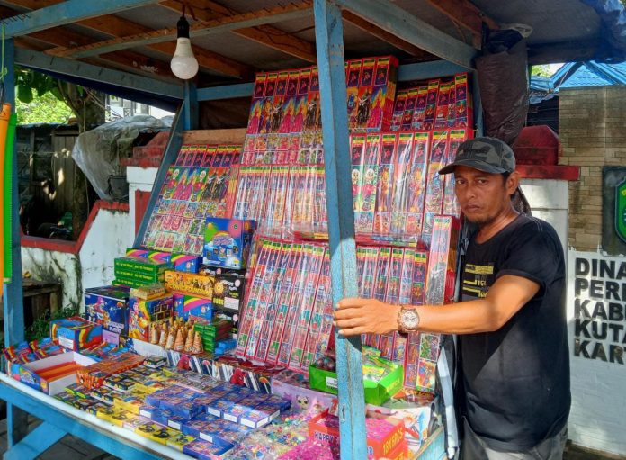 Pedagang kembang api dan terompet, Mat Najib, saat menjajakan dagangannya di Pasar Tangga Arung, Tenggarong. (Ady/ Radar Kukar)