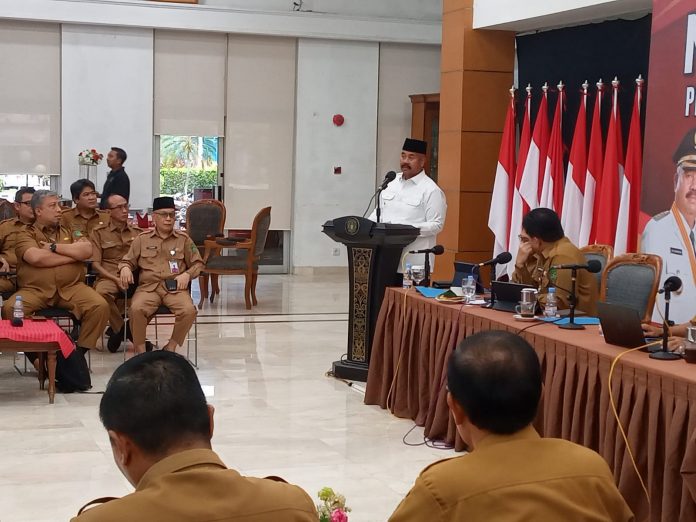 Bupati Kukar, Edi Damansyah (pakaian putih), saat memberikan arahan pada kegiatan Ngapeh Hambat. (Ady/Radar Kukar)