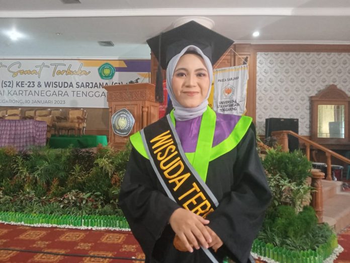 Lulusan terbaik Unikarta Tenggarong, Siti Qori'ah. Ady/Radar Kukar)