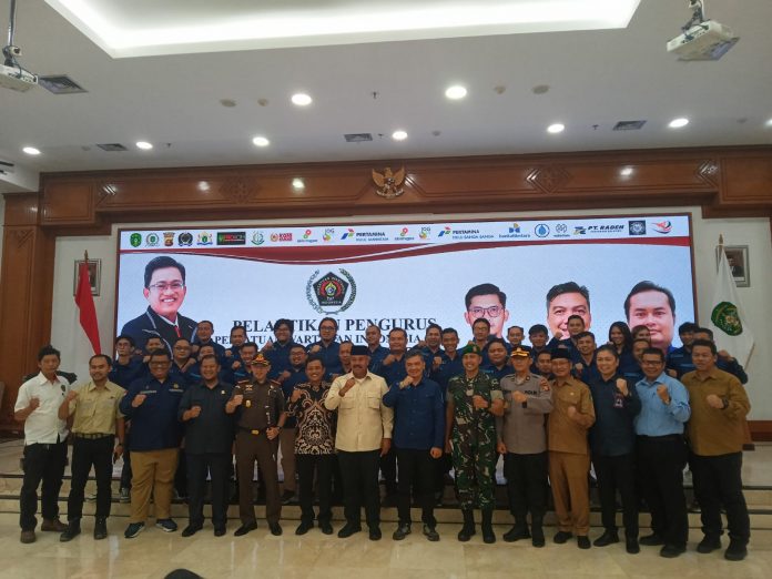 Sesi foto bersama seluruh pengurus PWI Kukar bersama Bupati Kukar, jajaran Forkopimda dan tamu undangan. (Ady/Radar Kukar)