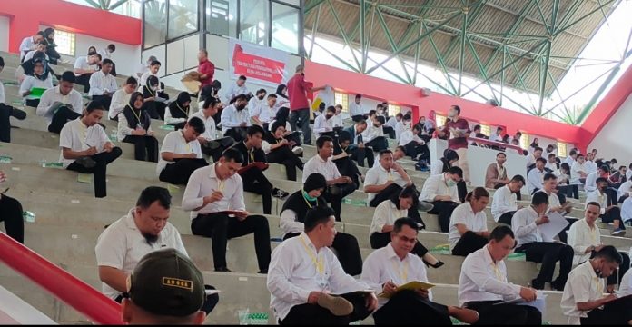 Peserta yang mengikuti tes tertulis Pendekar Idaman, di GOR Aji Imbut Tenggarong Seberang. (Muhammad/Radar Kukar)