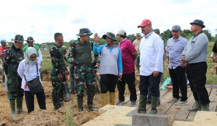 Bupati Kukar, Edi Damansyah dan Dandim 0906/Kukar yang memantau langsung pengerjaan lokasi Karya Bakti di Muara Kaman. (Kodim 0906/Kukar)