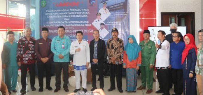 Kepala Diskominfo Kukar, Dafip Haryanto (baju merah maroon), Kepala Diskominfo Samarinda, Aji Syarif Hidayatullah (baju biru) dan Asisten III Setkab Kukar, Totok Heru Subroto (baju putih) saat Ngapeh Hambat. (Ady/Radar Kukar)