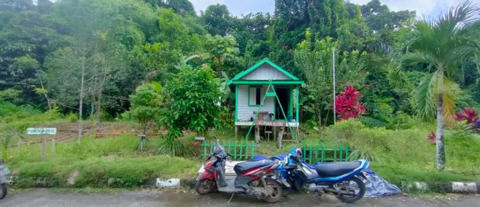 Salah satu bangunan rumah adat Kutai yang tersisa di areal parkir Museum Kayu Tuah Himba Tenggarong. (Muhammad/Radar Kukar)