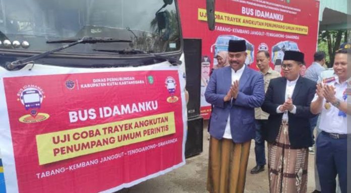 Foto bersama armada pasca peresmian Bus Idamanku, di Terminal Belida Tenggarong. (Istimewa)