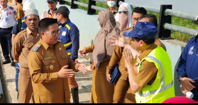 Wabup Kukar, Rendi Solihin saat meninjau lokasi pengerjaan eks Pemukiman Tanjung Tenggarong. (Muhammad/Radar Kukar)