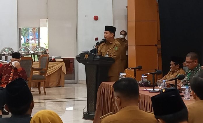 Sekertaris Kabupaten (Sekkab) Kukar, Sunggono, saat memberikan sambutan dalam kegiatan ekspose MTQ ke-43. (Ady/Radar Kukar)