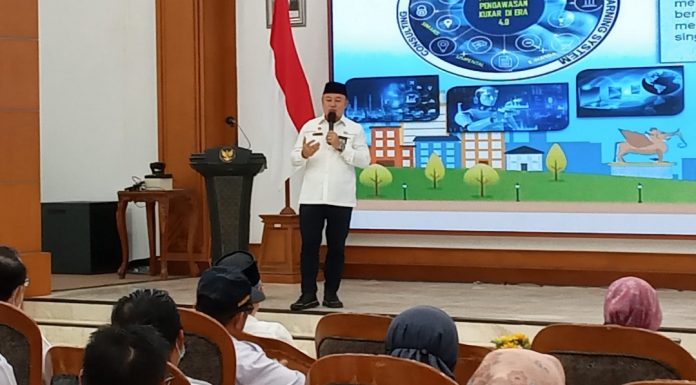 Kepala Inspektorat Kukar, Heriansyah saat menjelaskan aplikasi Sikap Idaman. (Ady/Radar Kukar)