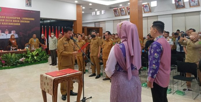 Sekretaris Kabupaten (Sekkab) Kukar, Sunggono saat mengukuhkan Duta Baca Kukar. (Ady/Radar Kukar)