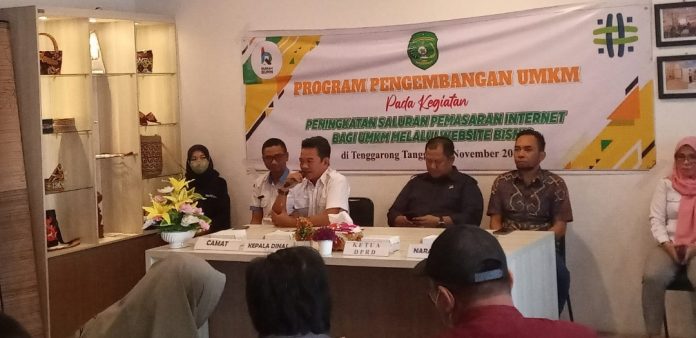 Kepala Diskop-UMKM Kukar, Tajuddin, saat membuka kegiatan peningkatan saluran pemasaran internet bagi pelaku UMKM. (Ady/Radar Kukar)