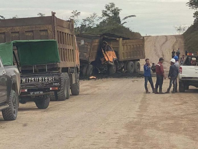 Tabrakan antar dua truk pengangkut batu bara di jalur hauling PT SKN, Desa Kutai Lama, Anggana. (Istimewa)