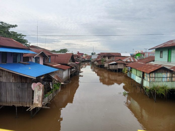 Permukiman warga di bantaran anak Sungai Mahakam. (Ady/Radar Kukar)