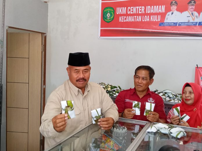 Bupati Kukar, Edi Damansyah (kiri) saat mengunjungi klinik UMKM Kecamatan Loa Kulu. (Ady/Radar Kukar)