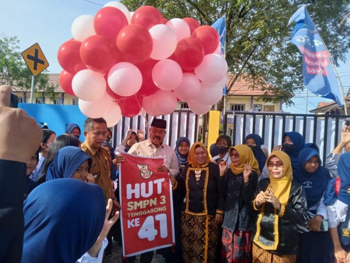 Bupati Kukar, Edi Damansyah, bersama para siswa saat melepaskan balon dalam acara memperingati HUT ke-41 SMPN 3 Tenggarong. (Ady/ Radar Kukar)