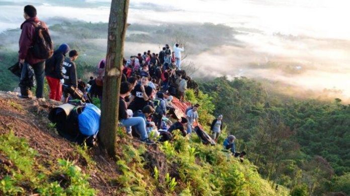 Para wisatawan yang mendaki Puncak Bukit Biru. (Istimewa)