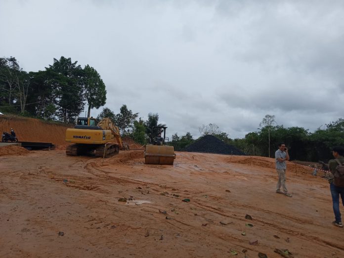 Lokasi penumpukan batubara di Desa Rempanga yang diduga ilegal. (Ady/Radar Kukar)