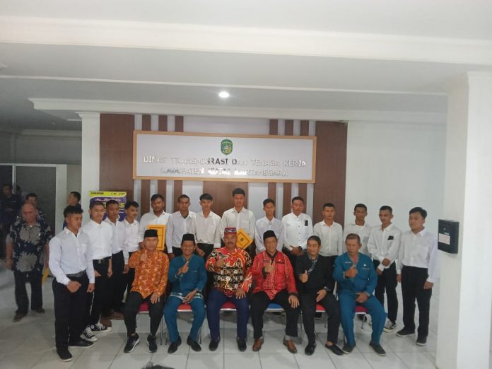 Bupati Kukar, Edi Damansyah (peci batik) bersama pejabat Distransnaker Kukar dan peserta yang akan mengikuti pelatihan di Cepu, Blora, Jawa Tengah. (Ady/Radar Kukar)