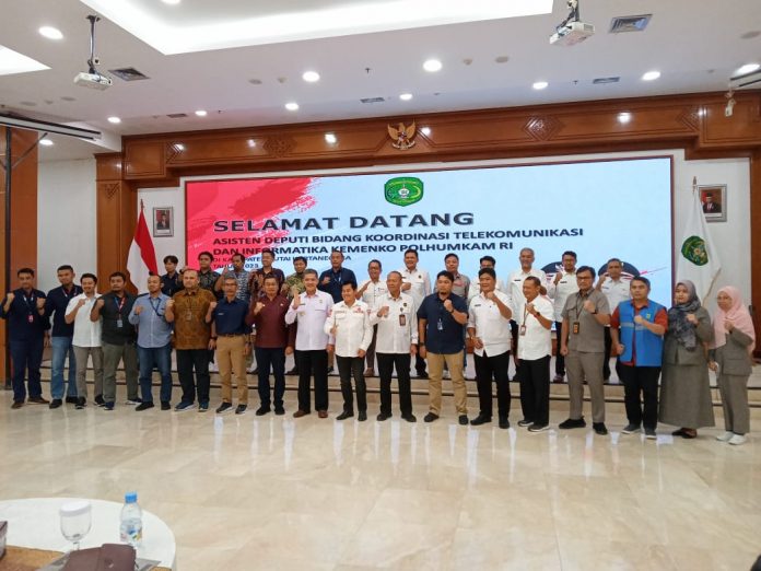 Sesi foto bersama, perwakilan Pemkab bersama dengan rombongan dari Menko Polhukam. (Ady/Radar Kukar)