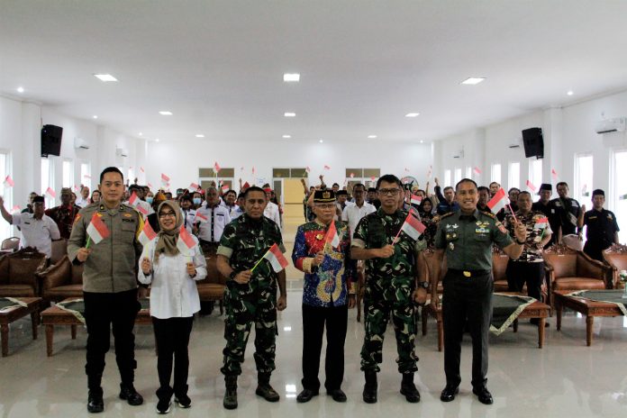 Sesi foto bersama saat Binkom di Makodim 0906/Kukar. (Istimewa)