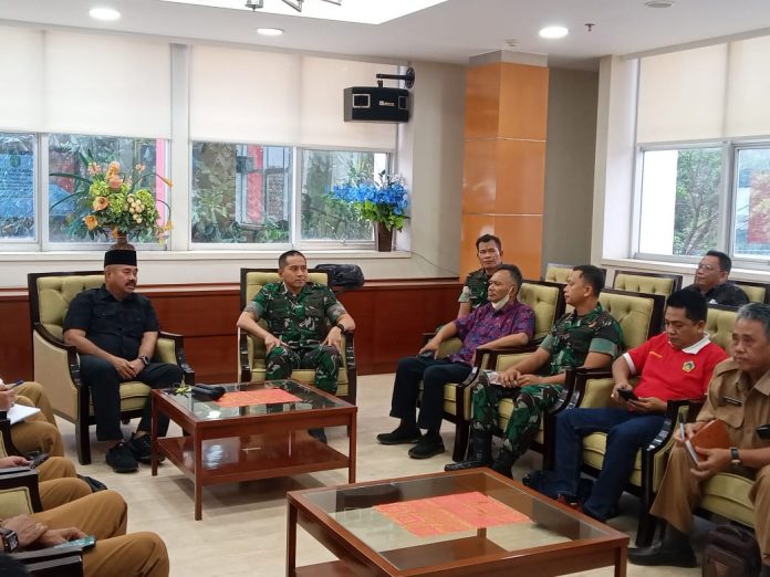 Suasana rapat pengembangan potensi kawasan pertanian terpadu Pemkab Kukar bersama Kodam VI/Mulawarman. (Ady/Radar Kukar)