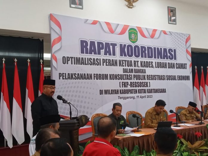 Bupati Kukar, Edi Damansyah, saat menyampaikan arahan dalam Rakor FKP Regsosek. (Ady/ Radar Kukar)