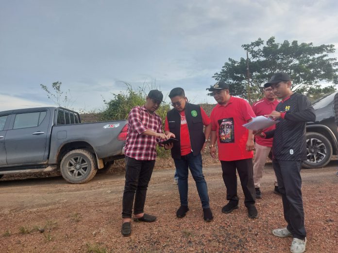Wabup Kukar, Rendi Solihin, saat melakukan peninjauan kondisi jalan di Kecamatan Sebulu. (Istimewa)