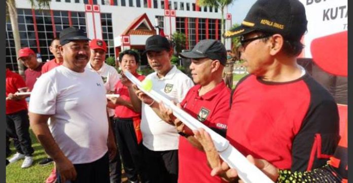 Bupati Kukar, Edi Damansyah, saat mengikuti kegiatan senam di Halaman Kantor Bupati Kukar. (Istimewa)