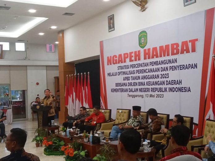 Sesi foto bersama pada kegiatan Ngapeh Hambat di Pemkab Kukar. (Ady/Radar Kukar)