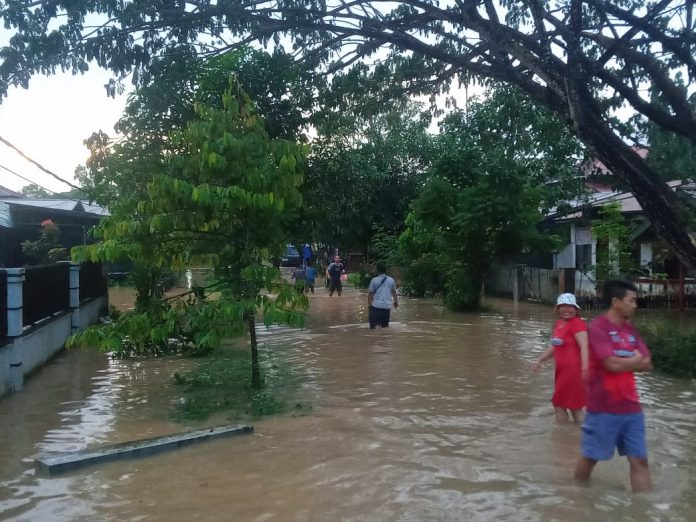 Kawasan Rapak Mahang yang terendam banjir. (Ady/Radar Kukar)