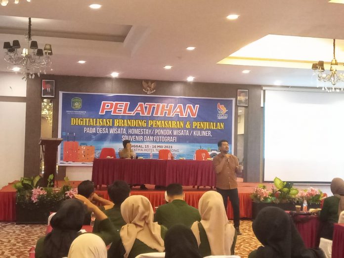 Suasana pelatihan digital branding dan marketing desa wisata yang digelar Dispar Kukar. (Ady/Radar Kukar)