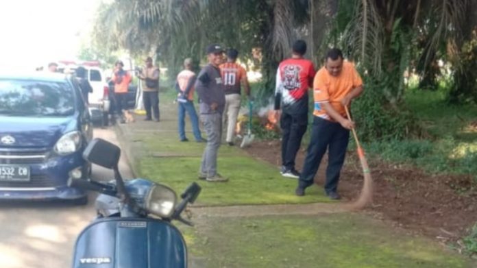 Suasana gotong-royong yang dilaksanakan OPD di beberapa titik di Tenggarong. (Istimewa)