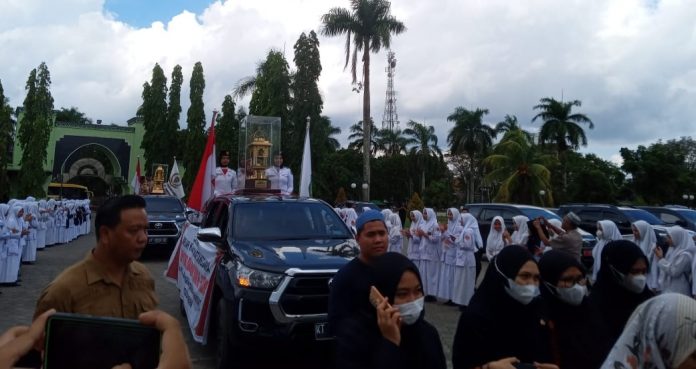 Suasana penyambutan para Kafilah Kukar yang sukses jadi juara umum MTQ Kaltim 6 kali beruntun, di Masjid Agung Sultan Sulaiman Tenggarong. (Ady/Radar Kukar)