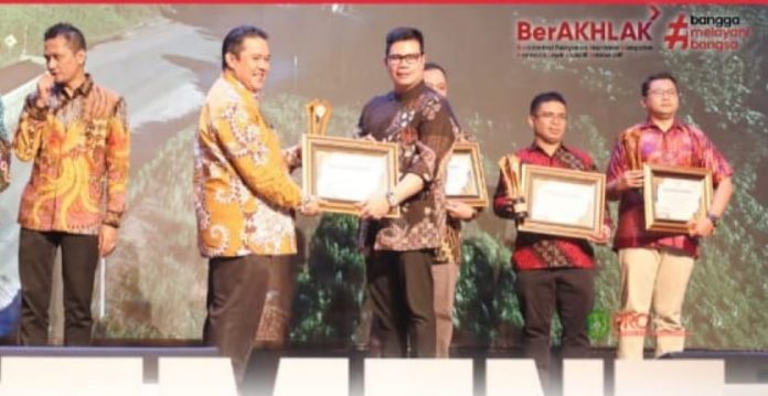 Kepala DPMPTSP Kukar, Bambang Arwanto, saat menerima penghargaan peringkat ke-2 dalam Investment Award tahun 2023. (Prokom Kukar)