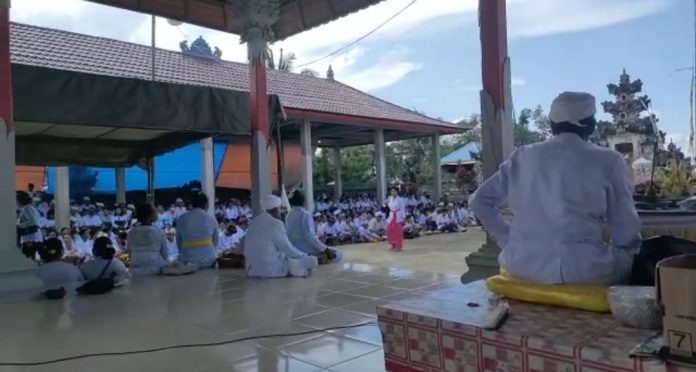 Suasana ibadah dalam rangkaian Hari Raya Nyepi di Desa Kerta Buana, Tenggarong Seberang. (Istimewa)