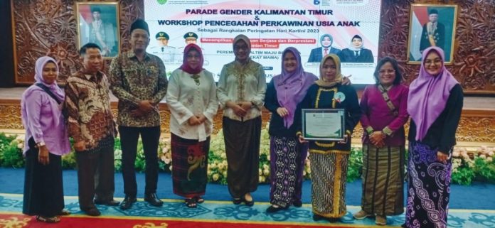 Kepala Desa Sumber Sari, Sutarno, saat menerima penghargaan Gender Award 2023 yang diselenggarakan oleh BKBP3A Kaltim. (Istimewa)