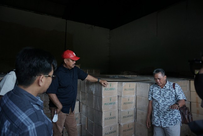 Bupati Kukar, Edi Damansyah, saat mengunjungi pabrik pupuk di Yogyakarta. (Prokom Kukar)