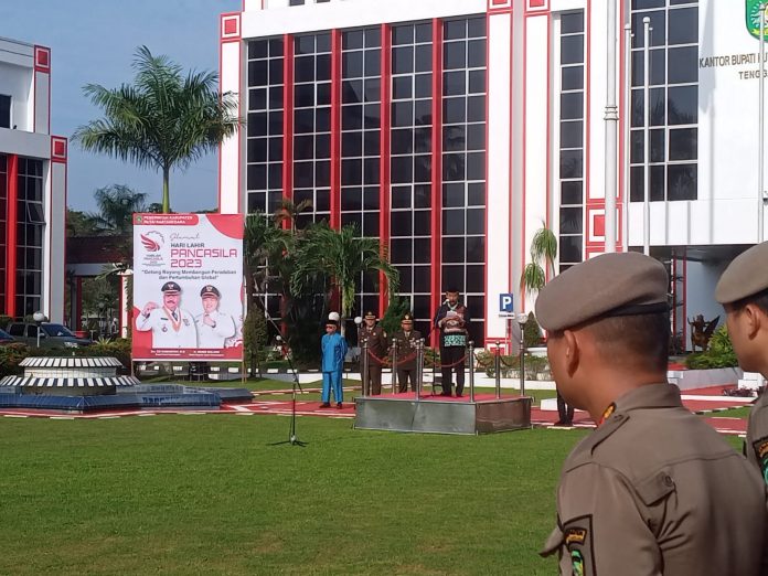 Suasana apel bersama, dalam memperingati Hari Lahir Pancasila, di Halaman Kantor Bupati Kukar. (Ady/Radar Kukar)