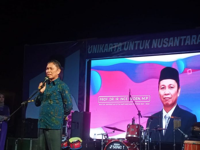 Rektor Unikarta, Prof Ince Raden, saat menyampaikan sambutan di malam puncak Dies Natalis ke-39 Unikarta Tenggarong. (Ady/Radar Kukar)