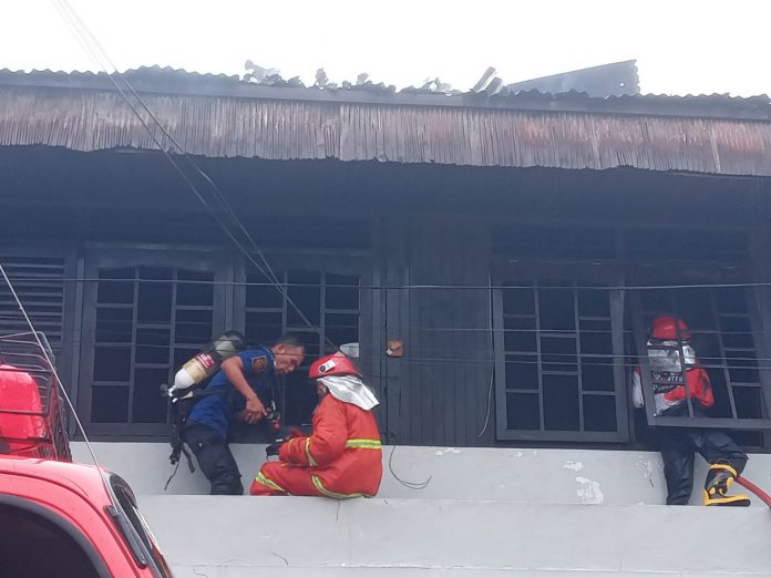 Personil Disdamkar dan Penyelamatan Kukar bersama relawan, saat berjibaku memadamkan api. (Ady/Radar Kukar)