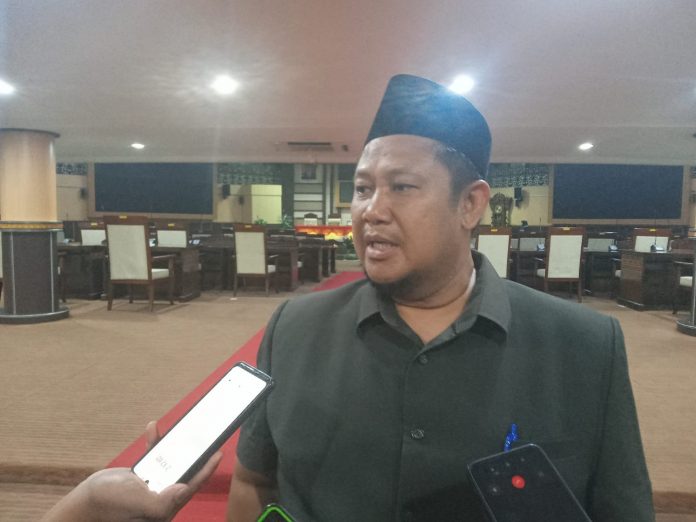 Ketua DPRD Kukar, Abdul Rasid. (Ady/Radar Kukar)