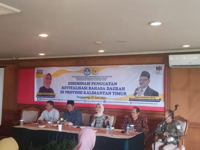 Suasana seminar revitalisasi penguatan bahasa daerah yang digelar di Hotel Grand Elty Singgasana. (Ady/Radar Kukar)