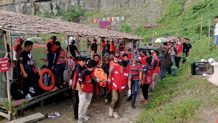 Suasana evakuasi jenazah Aldiansyah (11) dari Danau Danurdana, Desa Perjiwa. (Istimewa)