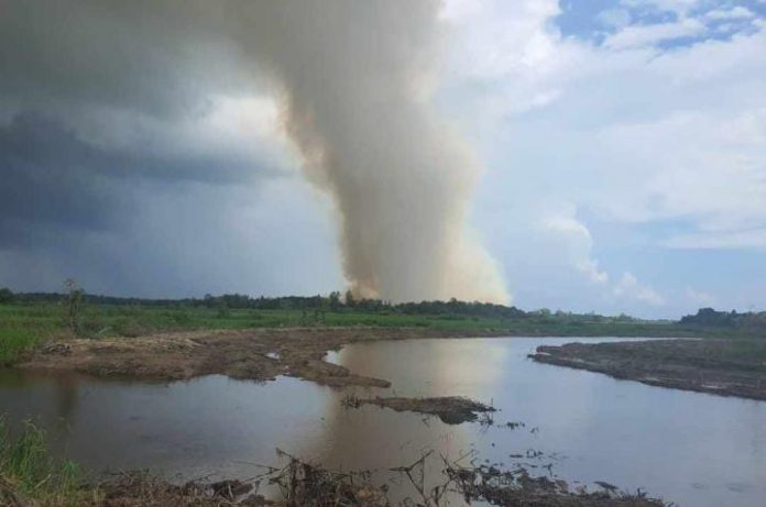 Kepulan asap yang diakibatkan oleh Karhutla di Kecamatan Muara Muntai. (Istimewa)