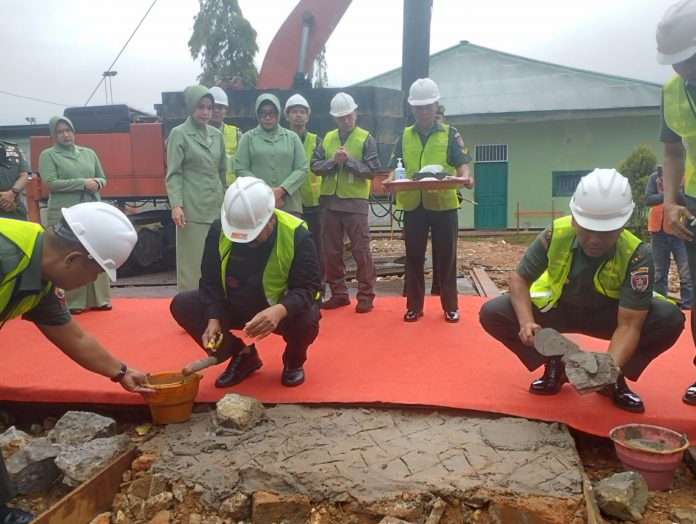 Prosesi Peletakan Batu Pertama Pembangunan Gedung C, Makodim 0906/Kukar. (Ady/Radar Kukar)