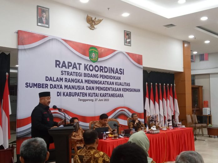 Bupati Kukar, Edi Damansyah saat memberikan arahan dalam rakor strategis bidang pendidikan. (Ady/Radar Kukar)