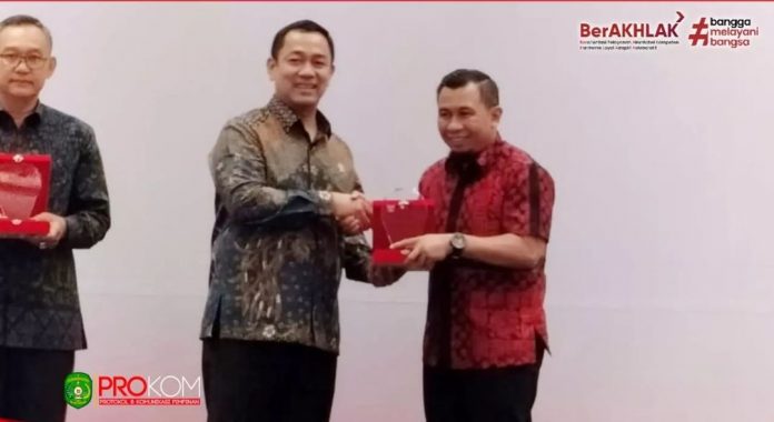 Kepala Bagian Pengadaan Barang dan Jasa (BPBJ) Kukar, Aspianur Sandi, saat menerima penghargaan dari LKPP RI. (Prokom Kukar)