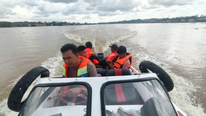 Proses pencarian korban laka air di Desa Separi, Tenggarong Seberang, yang dilakukan Tim SAR Gabungan. (Istimewa )