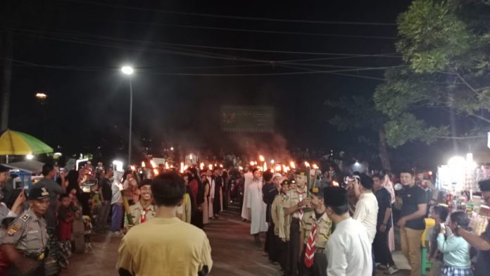 Suasana pawai obor di Tenggarong. (Ady/Radar Kukar)